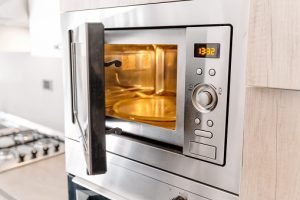 Read more about the article Pros and Cons of Microwaves